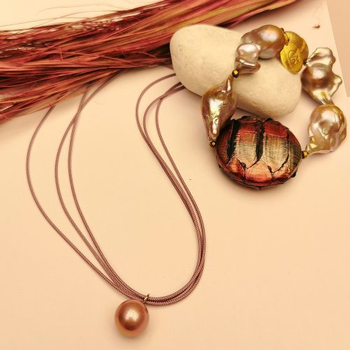 Set aus roséfarbenen Süßwasserperlen