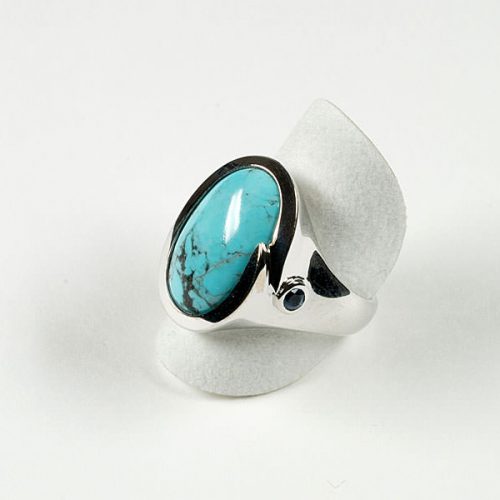 Ring mit Türkis und Blautopas in der Schiene