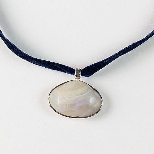 Opalisierte Muschel in Weißgold – Seltenheit